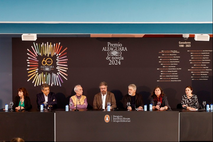 El escritor español Sergio del Molino (c) durante la rueda de prensa ofrecida este jueves en Madrid, tras ser galardonado con el XXVII Premio Alfaguara de novela por 'Los alemanes. EFE/ Rodrigo Jimenez