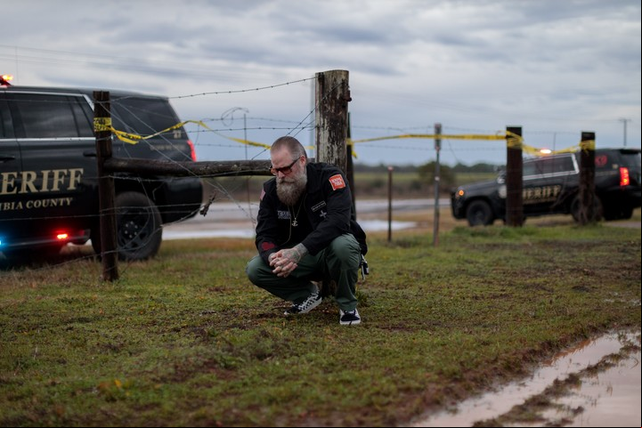John Ewell hace una pausa en un espacio habilitado para manifestantes cerca de la entrada del centro penitenciario W.C. Holman en Atmore, Alabama. (Edmund D. Fountain/The New York Times)