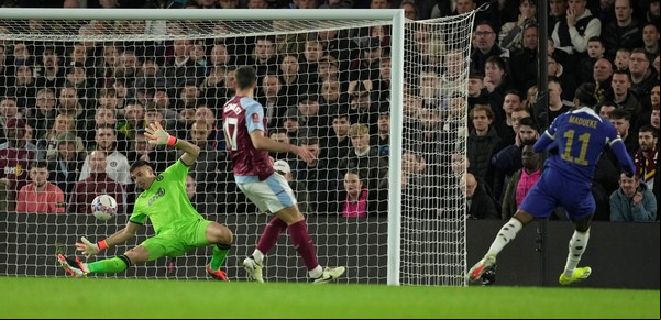 Dibu Martínez, colosal, volvió a hacer la gran Kolo Muani con dos salvadas fenomenales con el pie en Aston Villa vs Chelsea