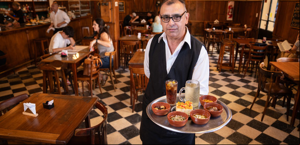 Reabrió en Villa Devoto un café casi centenario visitado hasta por Francis Ford Coppola