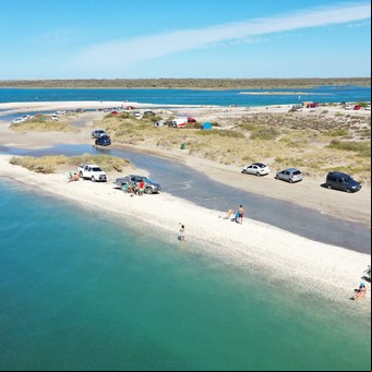 Verano 2024: cómo es y dónde está Punta Perdices, la increíble playa conocida como el "Caribe patagónico" 