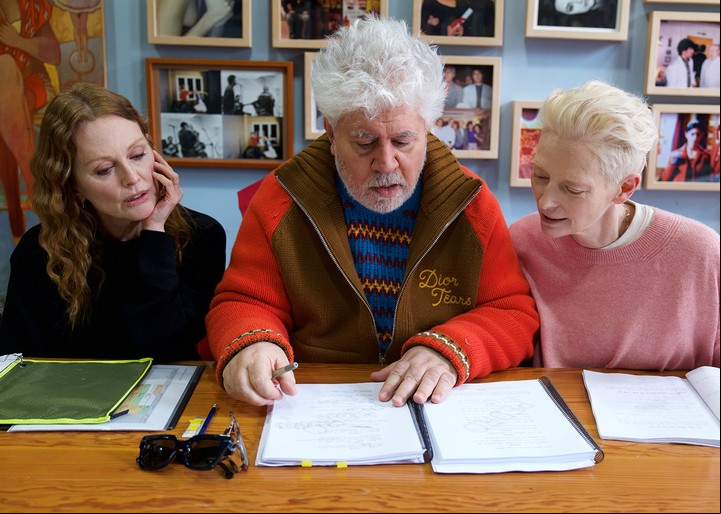 Leyendo el guion con Pedro Almodóvar y Tilda Swinton. "Nunca soñé que esto fuera posible", dice, iradora de Pedro.