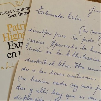 Compró un libro y encontró adentro la carta de una conocida con un extraño pedido de perdón