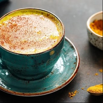 A qué hora recomiendan tomar café con cúrcuma y para qué sirve