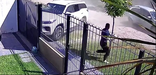 Un comerciante de Merlo salió a perseguir a cinco ladrones y le respondieron con una balacera de nueve tiros