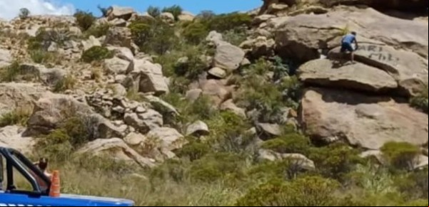 Córdoba: escribió con aerosol las piedras de las Altas Cumbres y la Justicia le ordenó "limpiar lo que ensució"