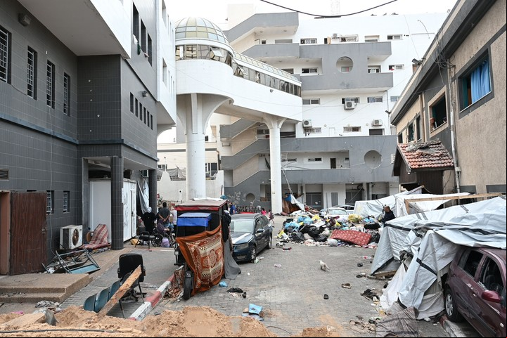 Las afueras del hospital de Al Shifa. Foto:  Ahikam Seri / AFP