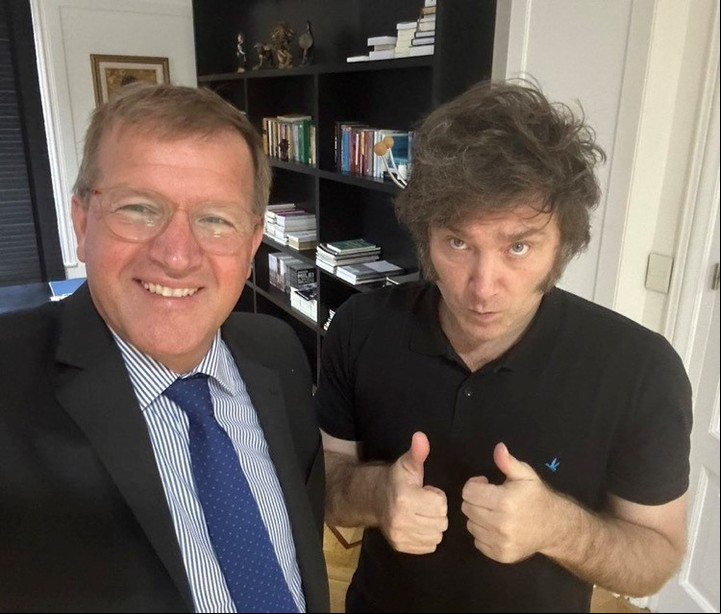 La foto que subió el 28 de marzo Eduardo Serenellini de una visita a Javier Milei en la Quinta de Olivos. En los registros solo figura yendo solo el 2 de febrero.