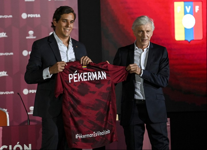 Pekerman el día de su presentación, en noviembre de 2021. Foto: Yuri CORTEZ / AFP.