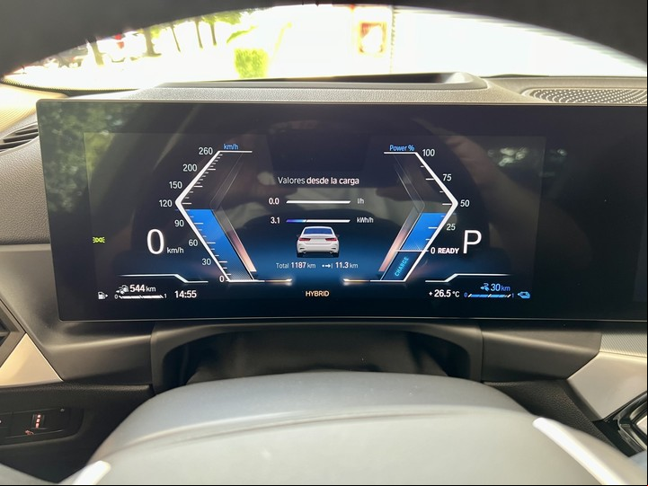 El tablero de instrumentos del BMW 330e entrega mucha información sobre consumo y eficiencia.