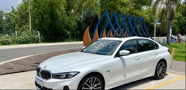 100 kilómetros con 3 litros de nafta: cómo anda el BMW que se enchufa y que ya se vende en Argentina