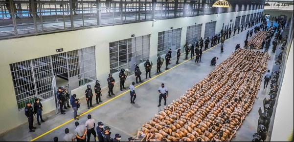 Nayib Bukele ofreció recluir en la megacárcel de El Salvador a peligrosos criminales enviados desde Estados Unidos