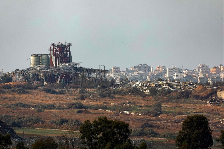 Una imagen tomada desde el sur de Israel, en la frontera con la Franja de Gaza, el 27 de diciembre de 2023, muestra edificios destruidos en el norte de Gaza tras los bombardeos israelíes en medio de los combates en curso entre Israel y el grupo militante palestino Hamás. (Foto de JACK GUEZ / AFP)