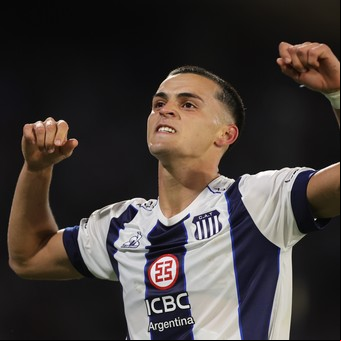 Ramón Sosa, el crack de Talleres que festejaba un gol, se trabó con el pasto y lo cargaron sus compañeros