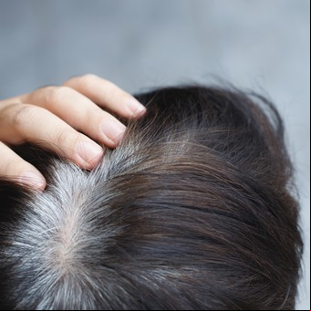 Cómo hacer un preparado para disimular las canas con dos alimentos básicos