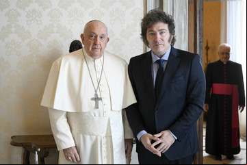 Milei llegó a Roma: no estuvo en el último adiós al papa Francisco en la basílica de San Pedro y lo despedirá mañana en el funeral