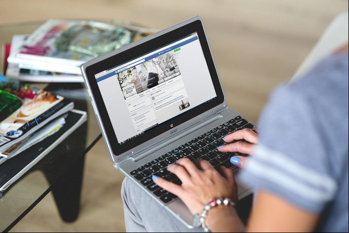 Hay una serie de pasos para verificar si la cuenta de Facebook está abierta en distintos dispositivos. Foto: Pexels.
