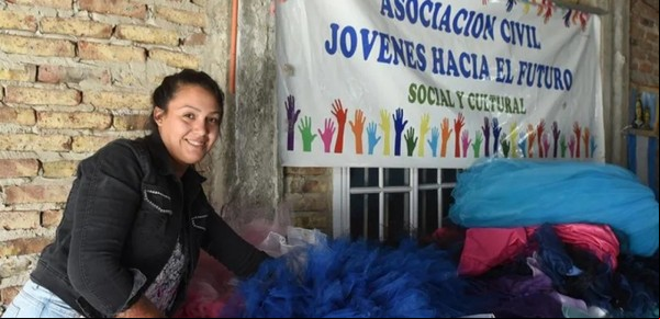 Ayuda con su merendero, le festeja el cumpleaños de 15 a chicas de bajos recursos y ahora ella necesita una mano