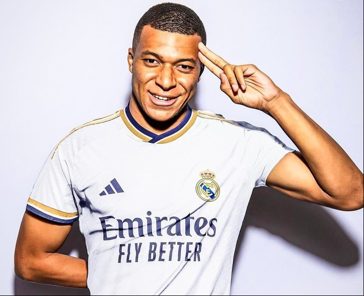 Kylian Mbappé se prueba la camiseta del Real Madrid en un fotomontaje que circuló por redes sociales.