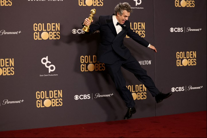 Mark Ruffalo festeja el Globo de Oro por su labor en "Pobres criaturas", en enero de 2024. Foto: Reuters/
Mario Anzuoni