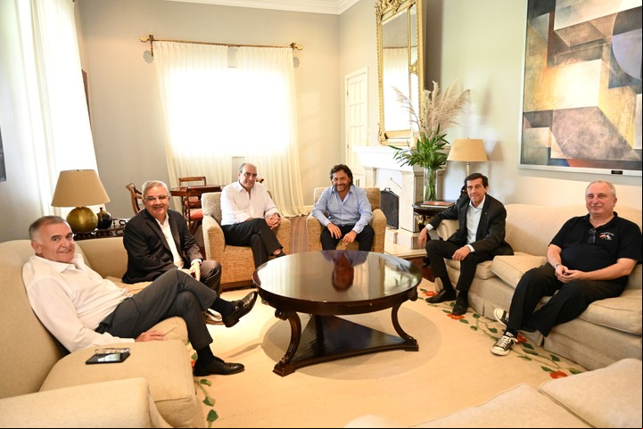 Los gobernadores Osvaldo Jaldo (Tucumán), Raúl Jalil (Catamarca), Gustavo Sáenz (Salta), Carlos Sadir (Jujuy) y Hugo alacqua (Misiones) con el jefe de Gabinete, Guillermo Francos.