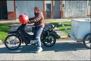Tiene 77 años, conoció a Sandro y recorre en moto toda su ciudad para vender huevos 