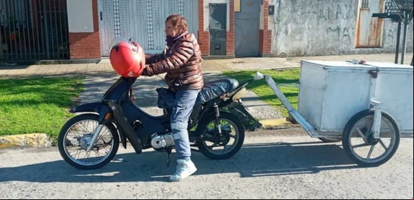 Tiene 77 años, conoció a Sandro y recorre en moto toda su ciudad para vender huevos