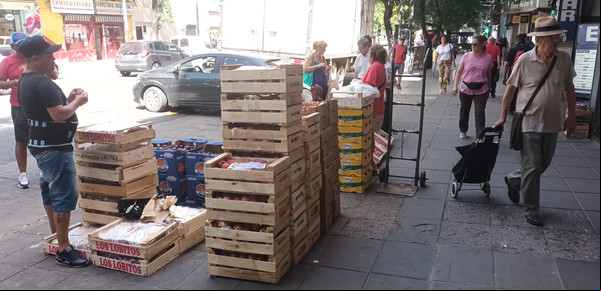 Crece la venta de fruta y verdura en la calle y sospechan de una organización ilegal