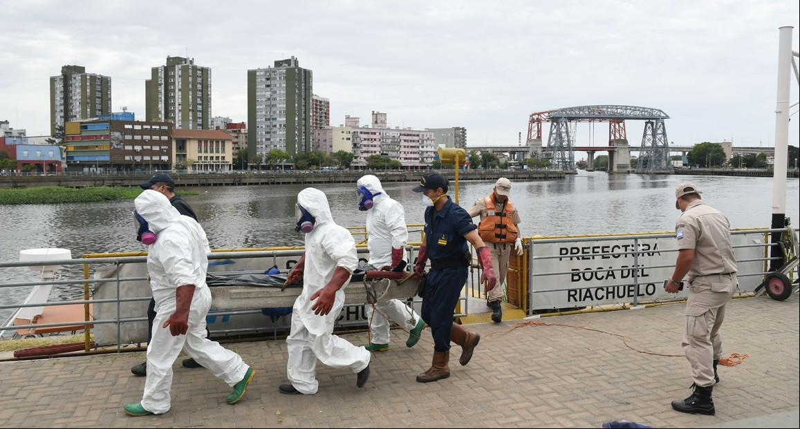 Macabro hallazgo en La Boca: apareció un cadáver flotando en el Riachuelo