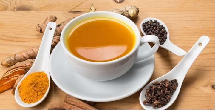 La potente infusión de pimienta negra y cúrcuma.