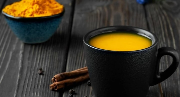 Infusión de cúrcuma y pimienta negra para depurar y bajar de peso. 