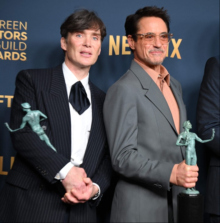 El irlandés Cillian Murphy y el estadounidense Robert Downey Jr. con sus estatuillas del Sindicato de Actores. ¿Repetirán el 10 de marzo...? Foto AFP