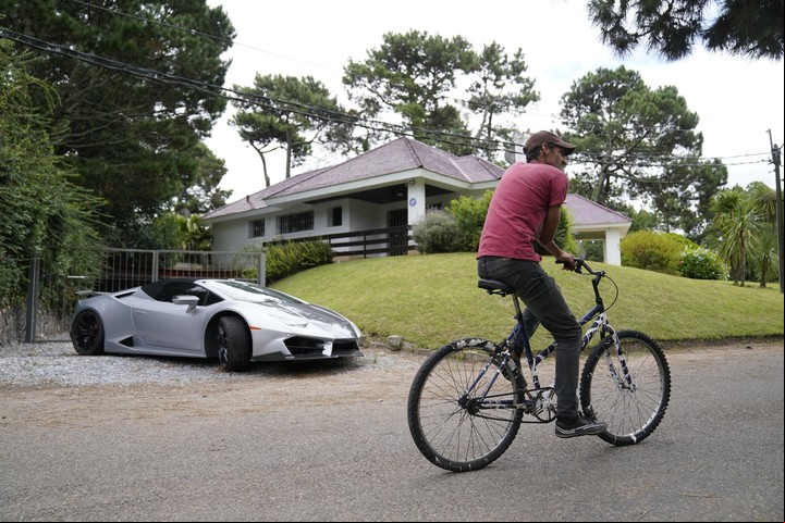 Foto: Fernando de la Orden / Policiales - Casa en Mar Chiquita y Coral donde mataron al empresario Gonzalo Aguiar Punta del Este Uruguay
27-02-2024 FTP CLARIN _FER2929(1).jpg Z DelaOrden