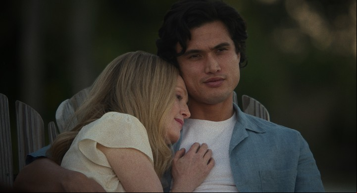 Julianne Moore y Charles Melton, en tiempo presente. Ella tuvo sexo con él cuando el muchacho tenía 13 años y ella, 36.