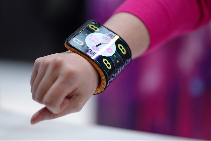 A mitad de camino entre un celular y un smartwatch. (Foto: AFP)