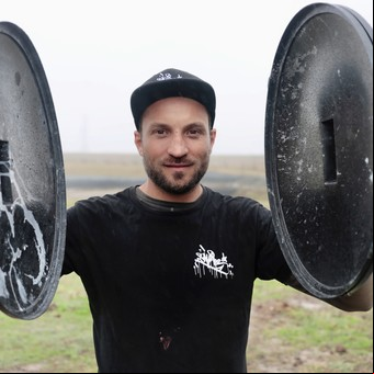 El artista que pinta obras monumentales que solo se pueden ver con drones