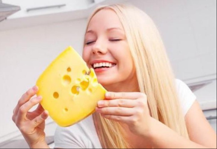 El queso aporta vitaminas, minerales y proteínas.