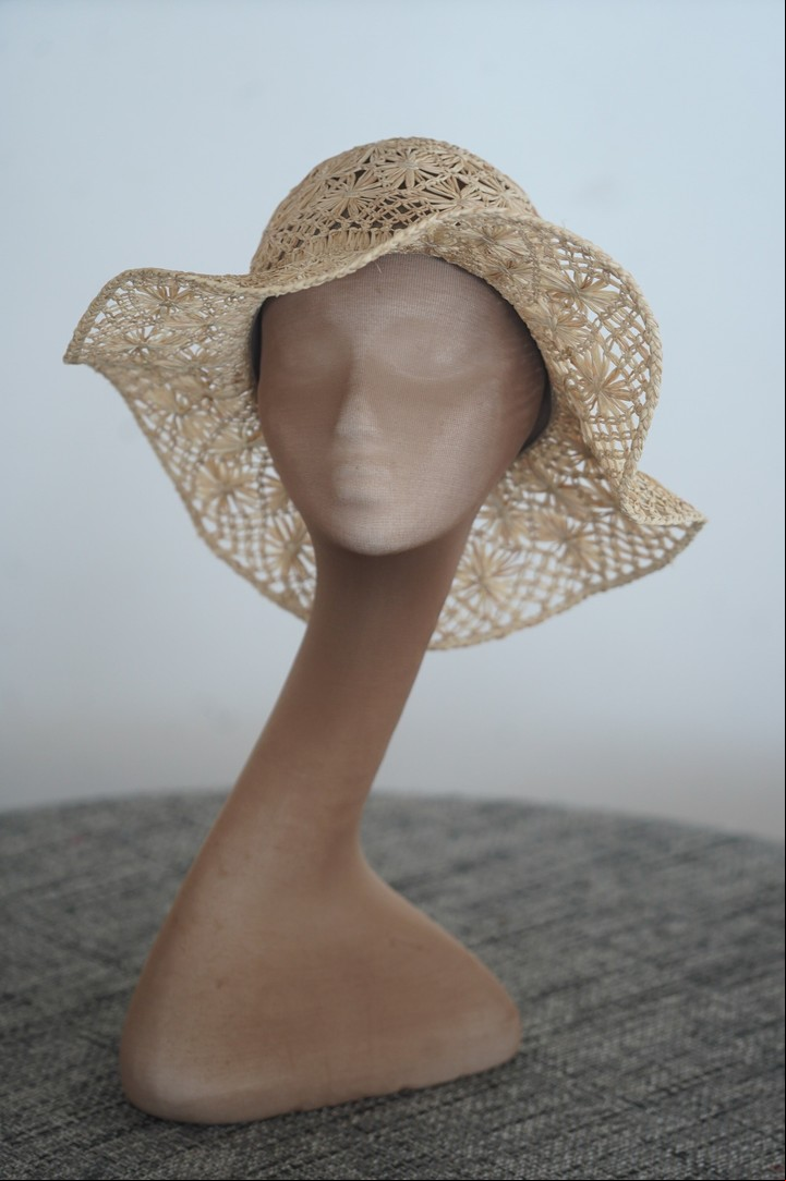 Sombrero en rafia tejida con calado (Laura Noetinger). Foto: Guillermo Rodríguez Adami.