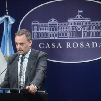 Un diputado de La Libertad Avanza de Chubut criticó al vocero a Manuel Adorni por los datos de "las fiestas populares"