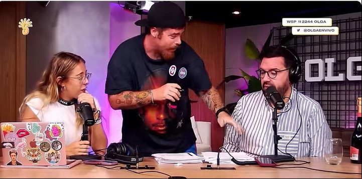 Migue Granados le acercó el contrato a Damián Betular, quien lo firmó al aire.