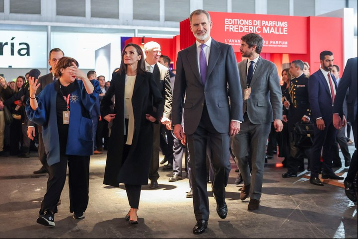 Los reyes Felipe y Letizia, la directora de la feria ARCO 2024, Maribel López (i), y el ministro de Cultura, Ernest Urtasun (d), durante la inauguración de ARCO 2024. EFE