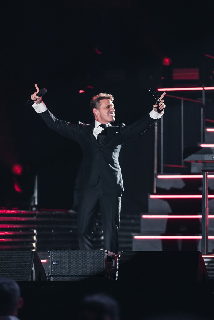 Luis Miguel apenas se permite mínimos gestos para la platea. No es necesario. Foto: Prensa Fénix