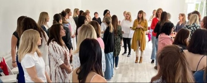 Gabriela da talleres y seminarios para compartir las herramientas que la ayudaron a transitar tantos momentos difíciles. Foto: Instagram @ariasuriburu.
