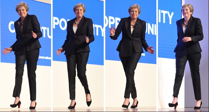 Theresa May y unos pasos de baile al subir al escenario para brindar un discurso, en 2018. Foto: Oli SCARFF / AFP