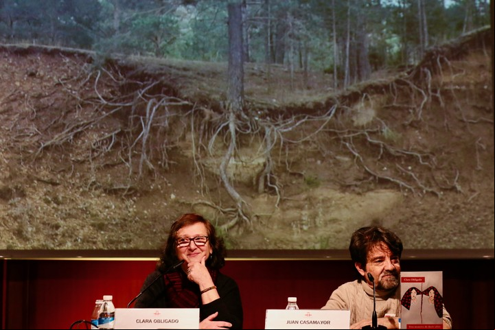 La escritora argentina Clara Obligado presenta su libro Tres maneras de decir adiós junto a Juan Casamayor en el Instituto Cervantes Madrid 6 marzo 2024. Foto: Cézaro Luca.