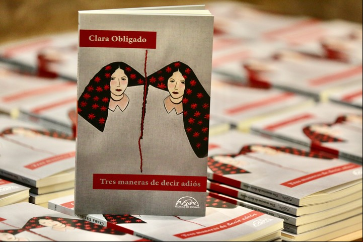 La escritora argentina Clara Obligado presenta su libro Tres maneras de decir adiós junto a Juan Casamayor en el Instituto Cervantes Madrid 6 marzo 2024. Foto: Cézaro Luca. / Archivo Clarín