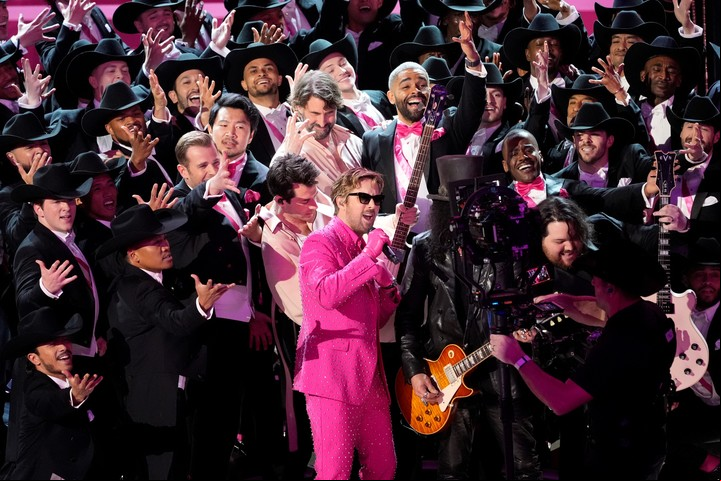 Ryan Gosling, rodeado mientras canta "I'm Just Ken". Foto AP