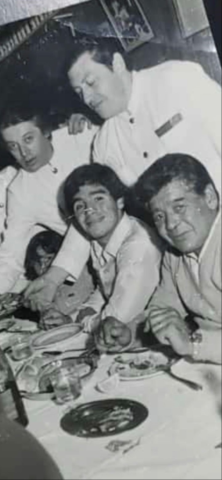 Diego Maradona y su padre, Don Diego, en La cantina de David en los años ochenta.