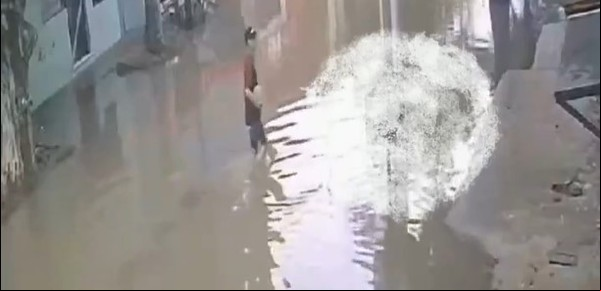Un nene de 14 años se electrocutó en medio de la inundación en Valentín Alsina