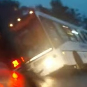 Un colectivo volcado, autos bajo el agua y calles que parecen ríos: las consecuencias de la tormenta en la Ciudad y el Gran Buenos Aires
